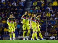 Erick Sanchez, Rodrigo Aguirre, Israel Reyes e Igor Lichnovsky, jugadores del América, después de un partido en el Apertura 2025 ante Chivas.
