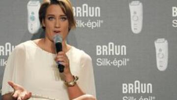 Mireia luce radiante durante un acto publicitario.