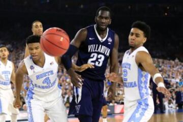 Daniel Ochefu de los Villanova Wildcats Isaiah Hicks y Joel Berry II de Carolina de Norte.