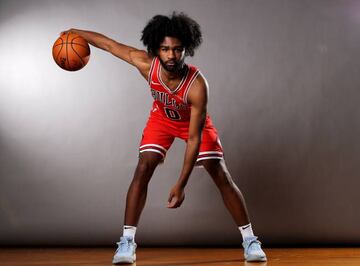 Coby White posando con la camiseta de los Chicago Bulls.