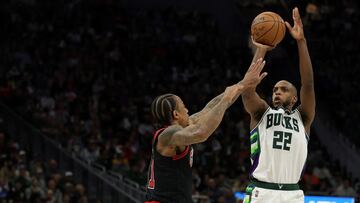 Khris Middleton, alero de Milwaukee Bucks, lanza sobre DeMar DeRozan, escolta de Chicago Bulls.