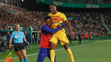 Elche (Alicante), 01/04/2023.- Los jugadores del FC Barcelona, Ansu Fati (d) y Alex Balde, celebran el segundo gol del equipo barcelonista durante el encuentro correspondiente a la jornada 27 de LaLiga Santander que disputan hoy sábado frente al Elche en el estadio Manuel Martinez Valero de la localidad alicantina. EFE/Biel Aliño.
