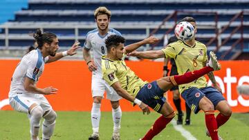 Luis D&iacute;az disputa el bal&oacute;n en el partido entre Colombia y Uruguay.