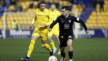 El jugador del Alcorcón Óscar Arribas durante un partido contra el Málaga.
