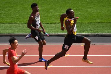 Bolt feeds off energy to take Jamaica into relay final