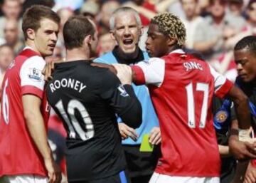 Rooney se pelea con Alexander Song.