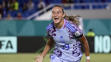 EVE5388. SANTO DOMINGO (REPÚBLICA DOMINICANA), 31/10/2024.- Alba Cerrato de España celebra un gol este jueves, en un partido por la semifinal de la Copa Mundial Femenina sub-17 entre las selecciones de España Inglaterra, en el estadio Olímpico Félix Sánchez en Santo Domingo (República Dominicana). EFE/ Orlando Barría