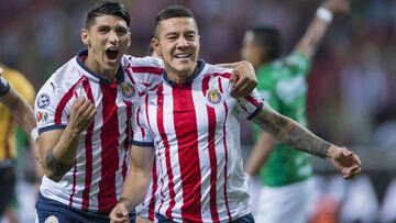 Michael P&eacute;rez celebrando el gol ante Le&oacute;n con Alan Pulido. 