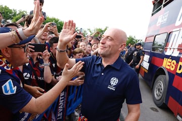 Juli¨¢n Calero, entrenador del Levante, junto con los aficionados granotas en la celebraci¨®n del club por el ascenso a primera.