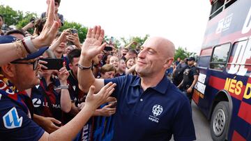 Julián Calero, entrenador del Levante, junto con los aficionados granotas en la celebración del club por el ascenso a primera.