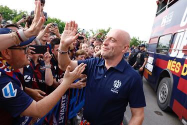 Julián Calero, entrenador del Levante, junto con los aficionados granotas en la celebración del club por el ascenso a primera.