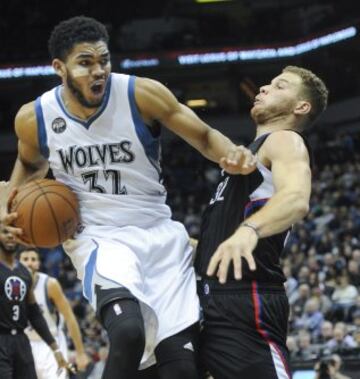 Karl-Anthony Towns sufre una falta de Blake Griffin.