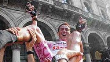 <b>DOS GIROS.</B> Los tifosi mantean a Gilberto Simoni tras su segundo triunfo en el Giro.