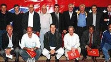 <b>¡Qué grupo de ex jugadores!</b> De arriba a abajo y de izquierda a derecha: Leivinha, Gárate, Montes, Padrón, Panadero Díaz, San Román, Griffa, Ramiro, Antonio Alonso y Esteban Rivas (consejeros del club), Fillol, Cabrero, Alemao, Baltazar, Rivilla, Luiz Pereira y Cabrera.
