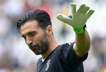 Soccer Football - Serie A - Juventus vs Hellas Verona - Allianz Stadium, Turin, Italy - May 19, 2018   Juventus' Gianluigi Buffon during the warm up before the match    REUTERS/Massimo Pinca