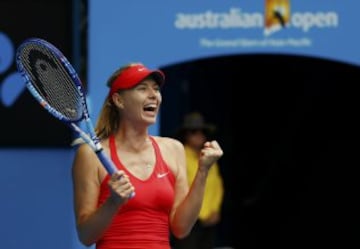 Maria Sharapova se quedó con el duelo ante Eugenie Bouchard para llegar a semifinales del Abierto de Australia el martes.