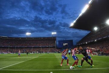 A general view as Karim Benzema of Real Madrid takes on Stefan Savic of Atletico Madrid during the UEFA Champions League Semi Final second leg match between Club Atletico de Madrid and Real Madrid CF at Vicente Calderon Stadium on May 10, 2017 in Madrid, 