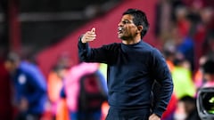 BUENOS AIRES, ARGENTINA - JULY 19: Hugo Ibarra coach of Boca Juniors gives instructions to his team players during a match between Argentinos Juniors and Boca Juniors as part of Liga Profesional 2022 at Diego Maradona Stadium on July 19, 2022 in Buenos Aires, Argentina. (Photo by Marcelo Endelli/Getty Images)