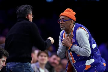 Spike Lee y Joe Tsai dialogando a pie de pista del Barclays Center de Brooklyn.