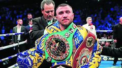 Vasyl Lomachenko está haciendo una carrera para que se le ponga como uno de los mejores e la historia. Doble campeón olímpico, como profesional ha logrado ser campeón mundial en tres divisiones. Actualmente, el ucraniano, de 32 años, es monarca del ligero en tres organismos (WBC, como campeón franquicia, WBA y WBO). Con una técnica depurada y una velocidad endiablada siempre encandila a todos los fans. 