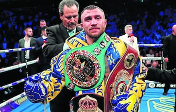 Vasyl Lomachenko está haciendo una carrera para que se le ponga como uno de los mejores e la historia. Doble campeón olímpico, como profesional ha logrado ser campeón mundial en tres divisiones. Actualmente, el ucraniano, de 32 años, es monarca del ligero en tres organismos (WBC, como campeón franquicia, WBA y WBO). Con una técnica depurada y una velocidad endiablada siempre encandila a todos los fans. 