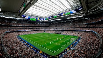 El Real Madrid ha convertido su estadio en una referencia mundial con una reforma de 1.170 millones de euros. El nuevo Bernabéu cuenta con techo retráctil, césped móvil, pantalla LED 360º y tecnología de vanguardia, permitiendo su uso para eventos deportivos y conciertos todo el año. Su capacidad asciende a 84.000 personas buscando no solo brillar en el Mundial, sino también a generar ingresos los 365 días del año.