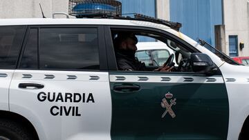 Un coche de la Guardia Civil durante un registro operativo contra una operación antidroga, en el Polígono de Sete Pías, a 30 de abril de 2023, en Barrantes, Ribadumia, Pontevedra, Galicia (España). Una operación antidroga abierta en la provincia de Pontevedra ha detenido al menos a 15 personas por la distribución de estupefacientes en distintos puntos de España. En esta operación participan el Equipo de Crimen Organizado (ECO) de la Guardia Civil de Pontevedra, dependiente de la UCO. La operación está en marcha y se va a prolongar durante toda la jornada.
30 ABRIL 2024;PONTEVEDRA;OPERACIÓN ANTIDROGA;BARRANTES
Elena Fernández / Europa Press
30/04/2024