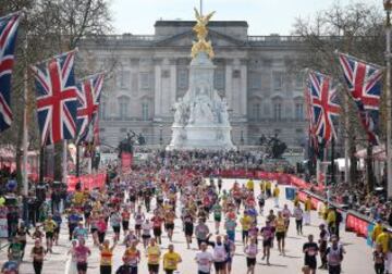 D&iacute;a soleado durante la Marat&oacute;n de Londres.