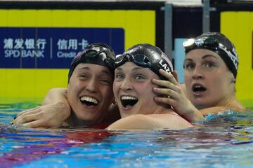 Annie Lazor de Estados Unidos con Bethany Galat celebra la victoria en la Final de 200 metros braza Campeonato Mundial de Natación FINA en la Exposición Deportiva Olímpica de Hangzhou en Hangzhou, China.