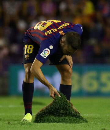 Jordi Alba coloca el césped de Zorrilla.