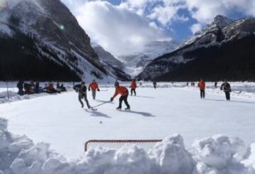 En Canadá se celebra desde hace siete años un peculiar partido de hockey sobre hielo sobre la helada superficie del lago Louise. No parece que la afluencia de público sea excesiva, aunque el marco es incomparable. 