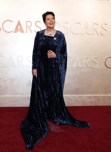 Isabella Rossellini posa en la alfombra roja del Dolby Theatre.