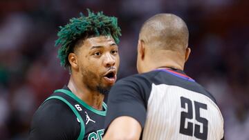 Miami (United States), 22/05/2023.- Boston Celtics guard Marcus Smart (L) argues with official Tony Brothers (R) during the second half of the NBA basketball Eastern Conference Finals playoff game three between the Miami Heat and the Boston Celtics at the Kaseya Center in Miami, Florida, USA, 21 May 2023. (Baloncesto, Estados Unidos) EFE/EPA/RHONA WISE SHUTTERSTOCK OUT
