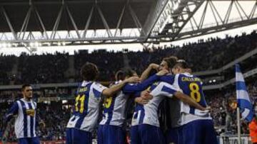 <b>'THIS IS CORNELLÀ-EL PRAT'. </b>Los jugadores del Espanyol celebran el gol de Luis García, aunque repitieron esta escena hasta cuatro veces.
