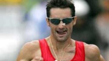 <B>MUY DURO.</b> Terminó la carrera, tomó aire y Paquillo lanzó duras acusaciones contra la Federación Española de Atletismo debido a sus escasas ayudas para preparar este tipo de citas atléticas.