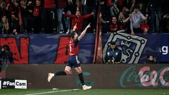 PAMPLONA, 25/05/2023.- El centrocampista de Osasuna Lucas Torró celebra su gol, segundo del equipo frente al Athletic, durante el partido de la jornada 36 de LaLiga que Osasuna y Athletic de Bilbao disputan este jueves en el estadio de El Sadar, en Pamplona. EFE/Jesús Diges
