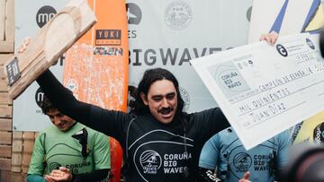 El surfista c&aacute;ntabro Juan D&iacute;az-Ter&aacute;n levantando el trofeo y el cheque de campe&oacute;n de Espa&ntilde;a de surf de olas grandes en el Coru&ntilde;a Big Waves. 