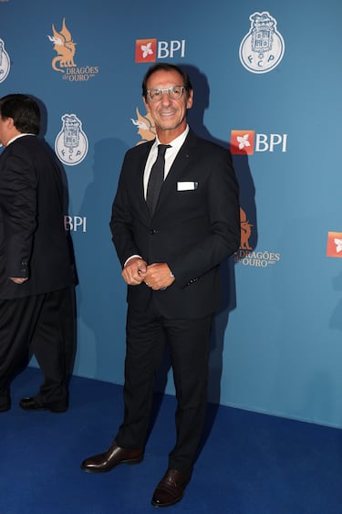 Fernando Gomes, dos veces Bota de Oro en 1983 y 1985, y máximo goleador de la historia del Oporto con 355 goles en 452 partidos, falleció el 26 de noviembre a los 66 años de edad. Gomes fue un gran goleador, una leyenda de los Dragones, con los que debutó a los 17 años. Poco después, con 20, se proclamó por primera vez, de un total de seis, pichichi de la Liga de Portugal. Fue cinco veces campeón de su país, vencedor de tres Copas y de tres Supercopas. En 1987 formó parte del equipo del Oporto que brilló internacionalmente con la conquista de la Copa de Europa, la Copa Intercontinental y Supercopa Europea. También pasó por la liga española, donde sustituyó a Quini en el Sporting de Gijón, pero no pudo triunfar por las lesiones.