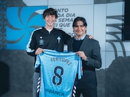 Fer López posa con la camiseta del Celta junto a Marco Garcés, director de fútbol.