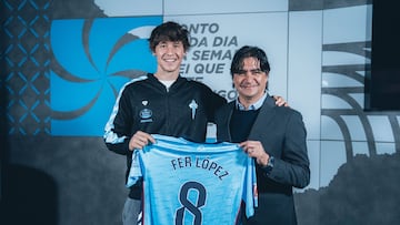 Fer López posa con la camiseta del Celta junto a Marco Garcés, director de fútbol.