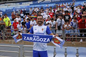 Atienza posa en La Romareda ante los 200 aficionados que se dieron cita en su presentación.