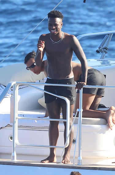 Vinicius y Militao disfrutaron, junto con sus acompañantes, de unos días en el mar Mediterráneo.