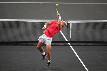 Rafa Nadal ejecuta un remate de espaldas en Las Vegas.