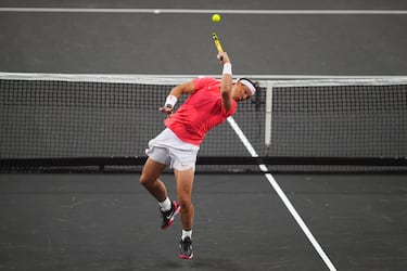Alcaraz le gana a Nadal la lucha de gigantes en Las Vegas