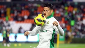MEX1164. LEÓN (MÉXICO), 28/01/2025.- James Rodríguez de León calienta este martes, previo a un partido por la jornada 4 del torneo Clausura 2025 de la Liga MX entre León y Guadalajara en el estadio León en el estado de Guanajuato (México). EFE/ Luis Ramírez