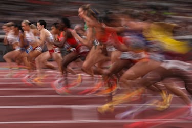Gabriela Debues-Stafford, del equipo canadiense, inicia la carrera junto a otras atletas durante las eliminatorias de los 5000 metros femeninos, en el sexto día del Campeonato Mundial de Atletismo Tokio 2025.