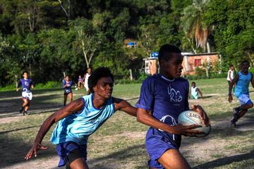 Robert Malengreau, fundador de la ONG UmRio, imparte clases de rugby a los jóvenes de la favela de Morro do Castro, en Niteroi, Río de Janeiro. Apoyando así a los más pequeños de las comunidades afectadas por el crimen y la violencia, para que puedan acceder a nuevas oportunidades.