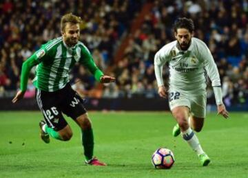 Betis' Argentinian defender German Pezzela (L) vies with Real Madrid's midfielder Isco during the Spanish league footbal match Real Madrid CF vs Real Betis at the Santiago Bernabeu stadium in Madrid on March 12, 2017. / AFP PHOTO / GERARD JULIEN