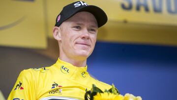 Chris Froome posa con el maillot amarillo de l&iacute;der en el podio de Chamb&eacute;ry tras la disputa de la novena etapa del Tour de Francia 2017.