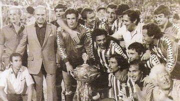 Los jugadores del betis tras ganar un trofeo veraniego.